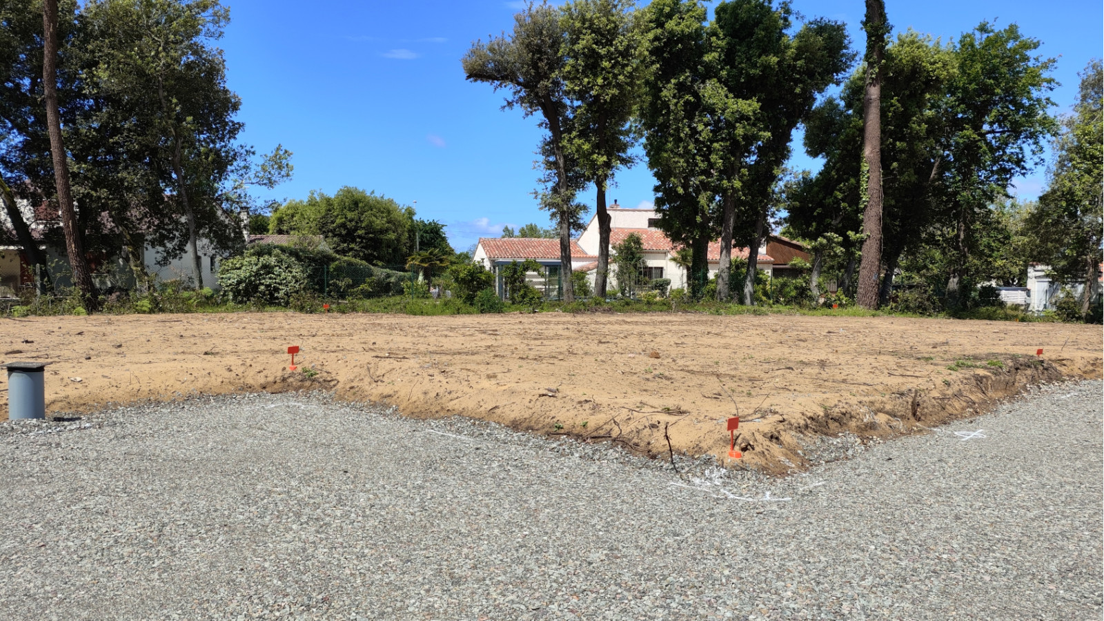 Terrain constructible de 374m2 à Saint-Hilaire-la-Forêt