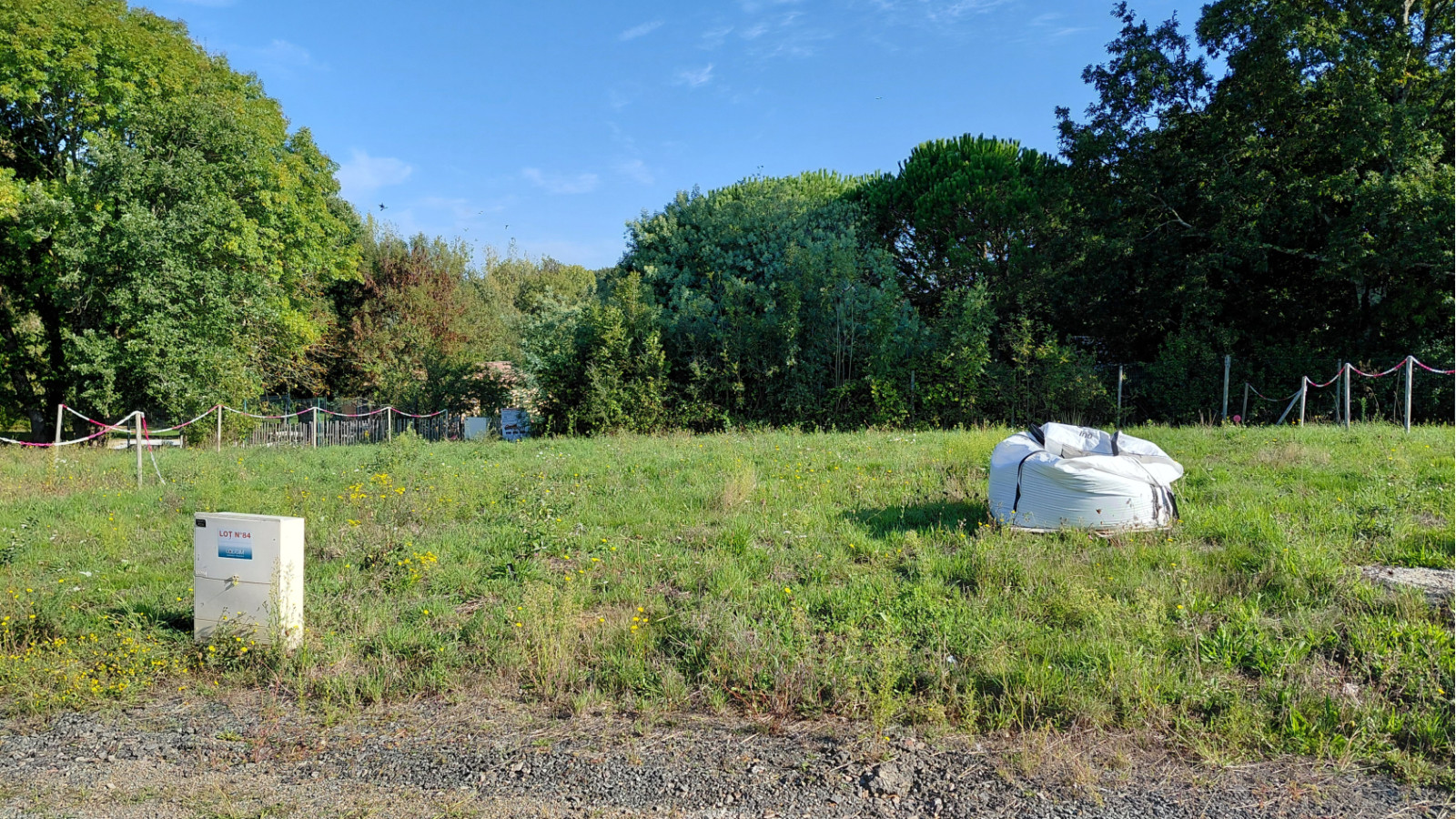 Terrain constructible de 377m2 à Saint-Hilaire-la-Forêt