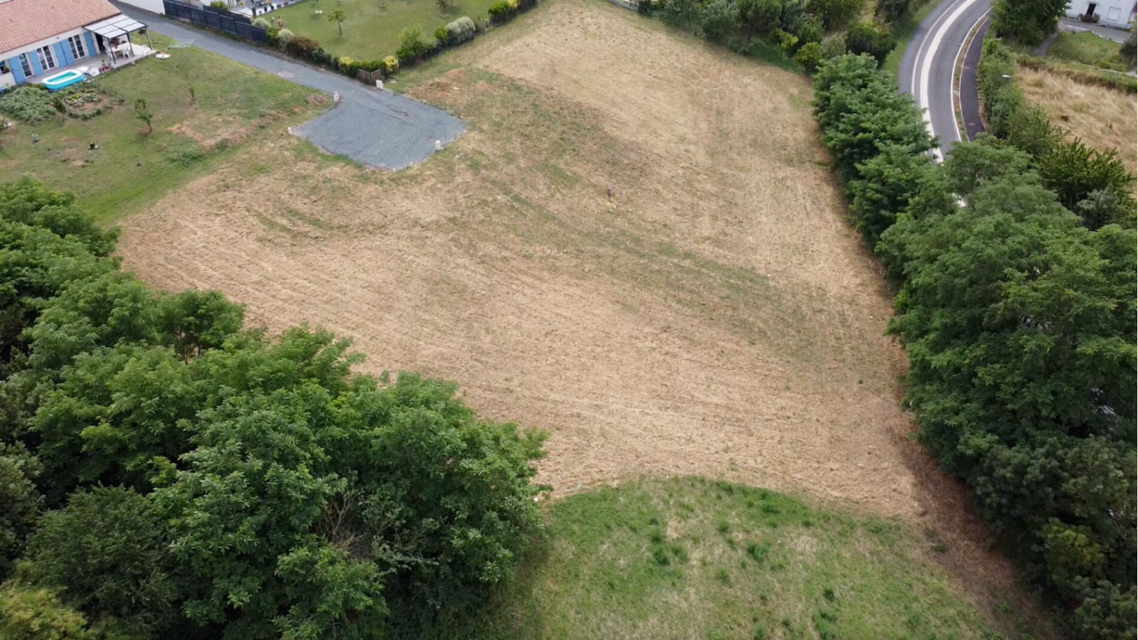 Terrain constructible de 850m2 à Curzon