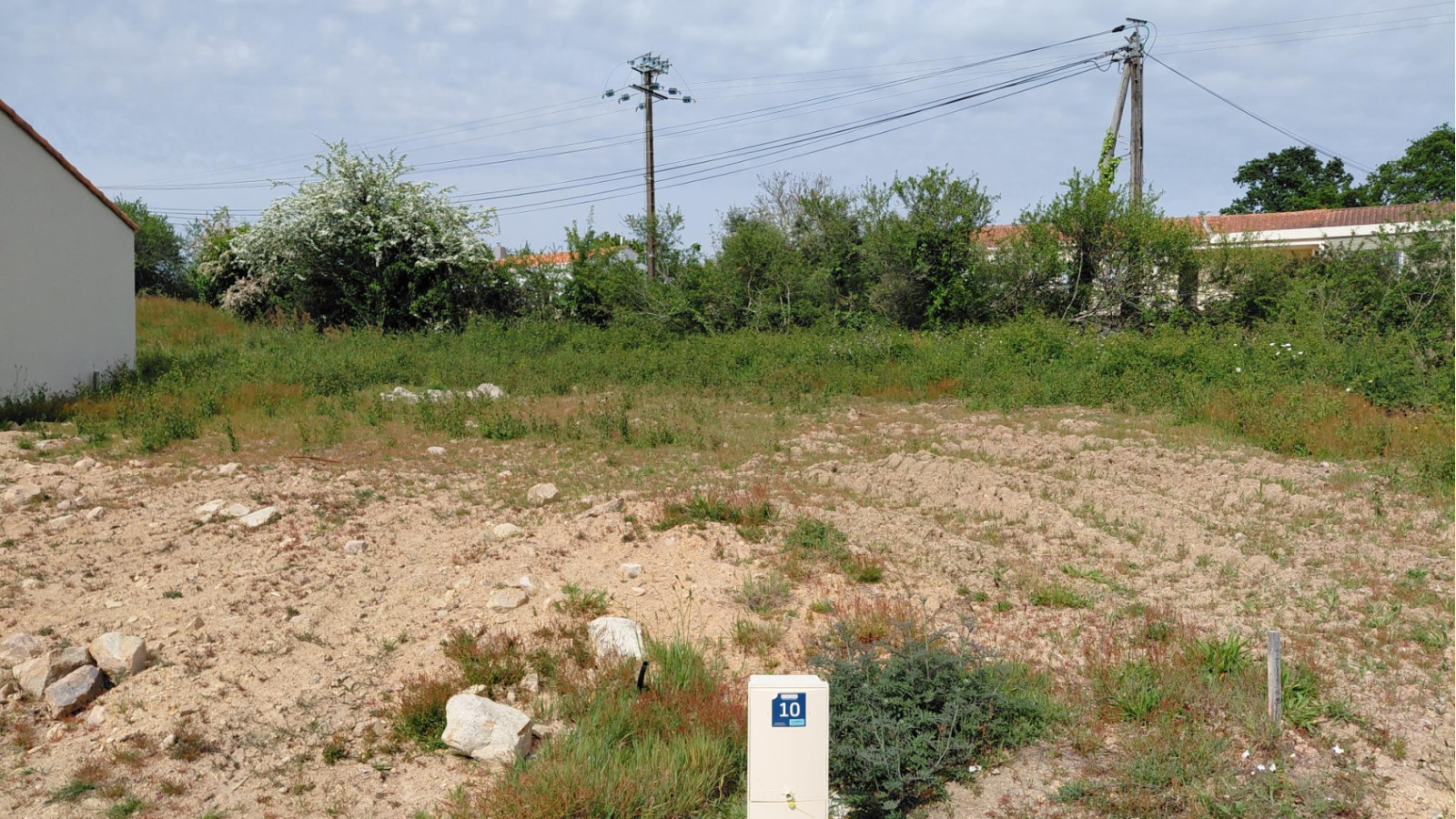 Terrain constructible de 709m2 à Vairé