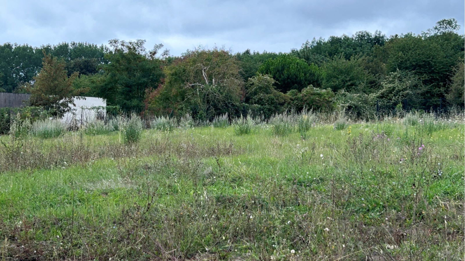 Terrain constructible de 373m2 à Saint-Urbain