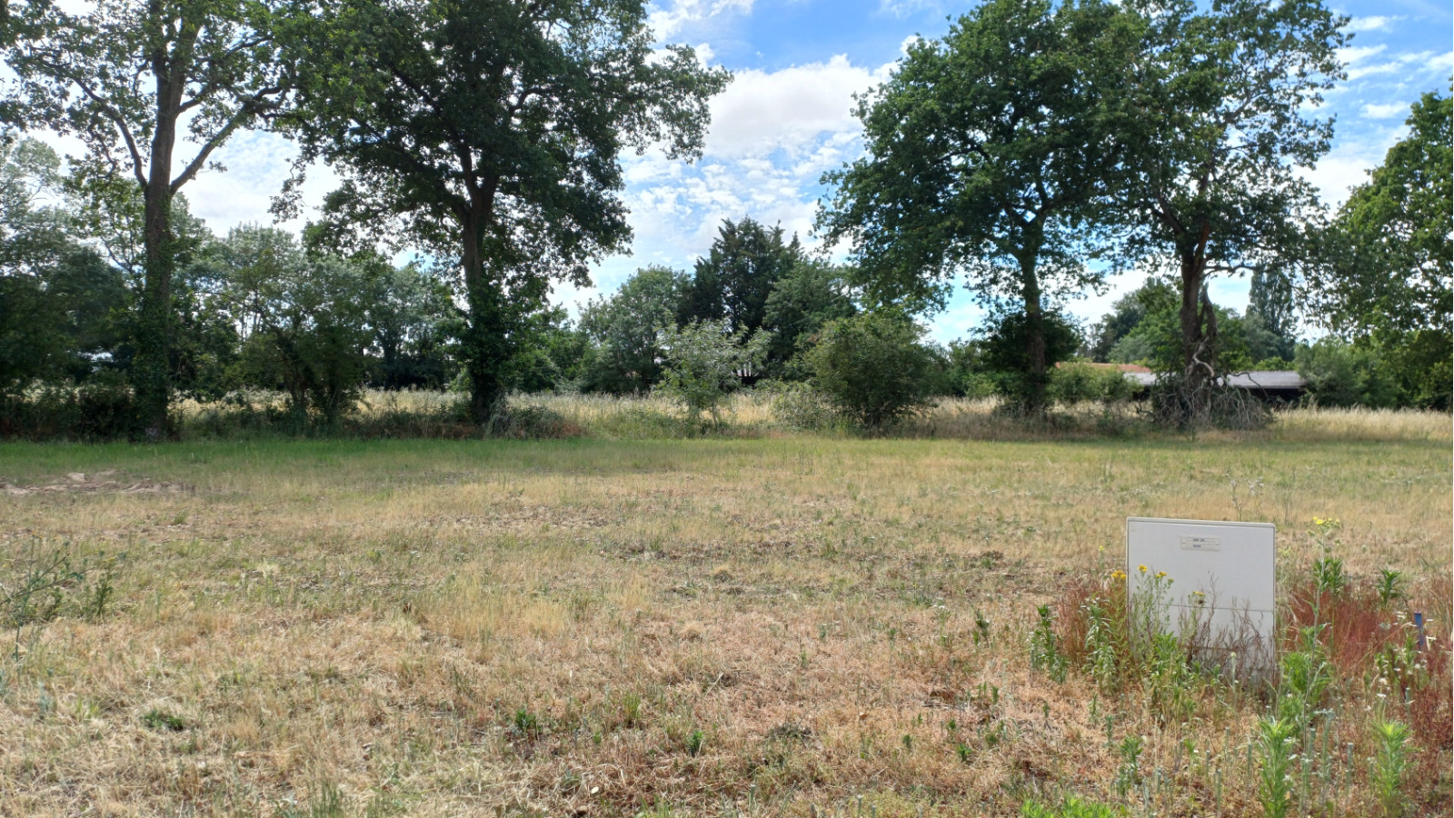 Terrain constructible de 576m2 à Saint-Denis-la-Chevasse