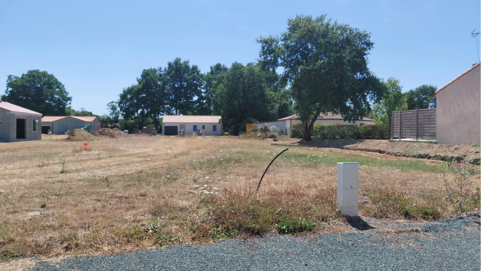 Terrain constructible de 454m2 à Mareuil-sur-Lay-Dissais