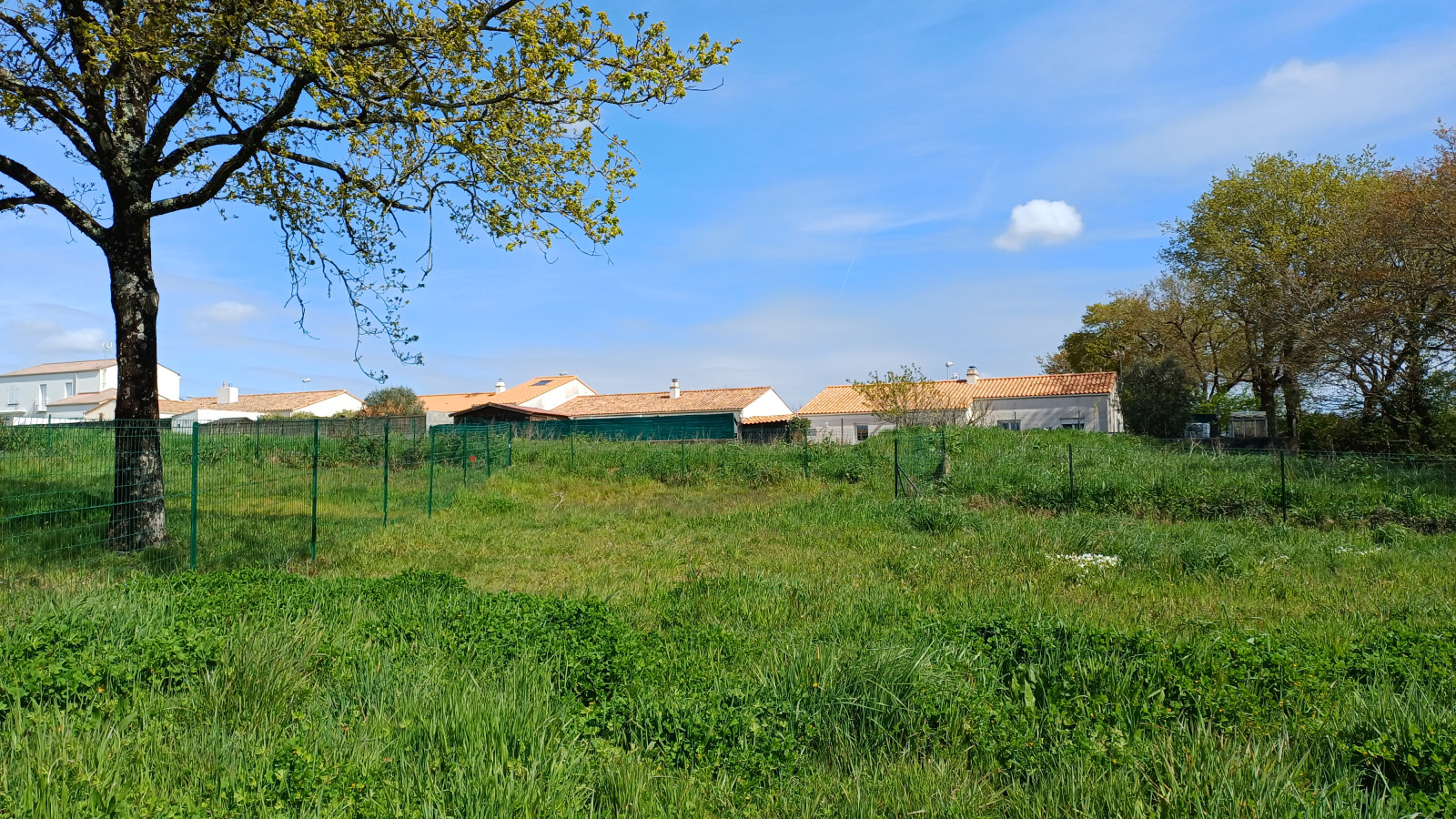 Terrain constructible de 420m2 à Aubigny-Les Clouzeaux
