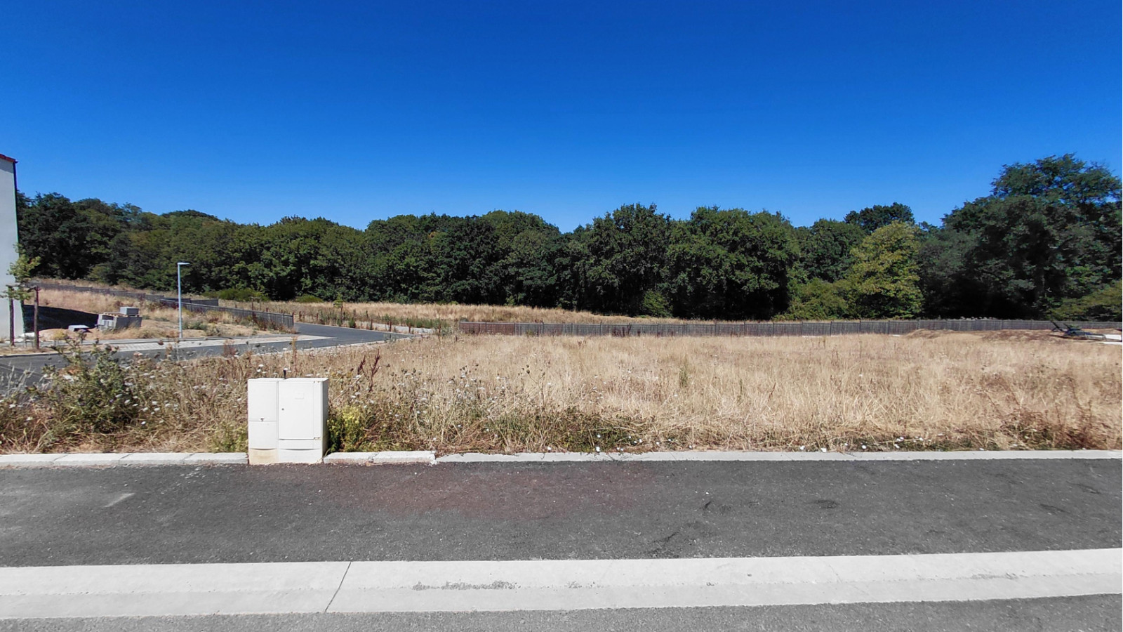 Terrain constructible de 425m2 à Nesmy